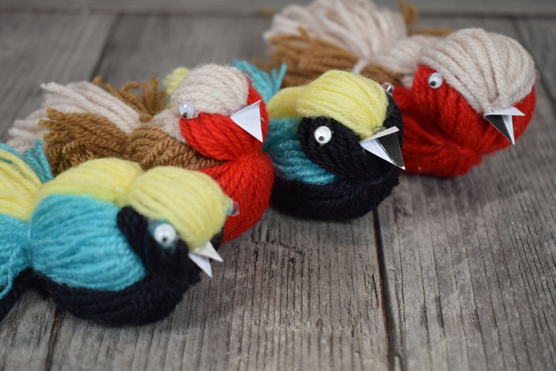 oiseau-diy-laine-bricolage-sans-aiguille-sans-crochet-facile-decoration-atelier-avec-les-enfants-loisirs-creatifs-ludique